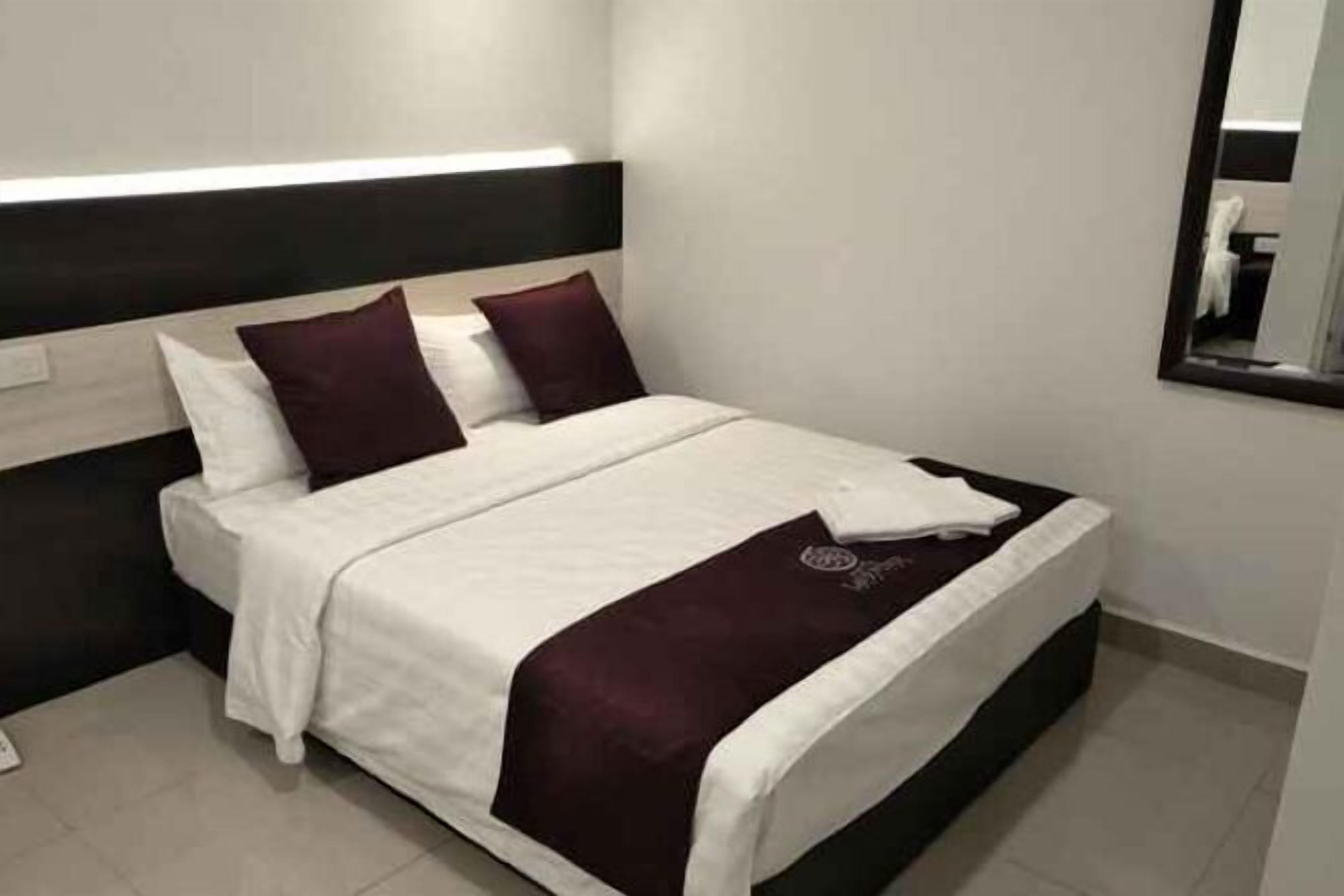 Desk, soundproofing, free WiFi, bed sheets