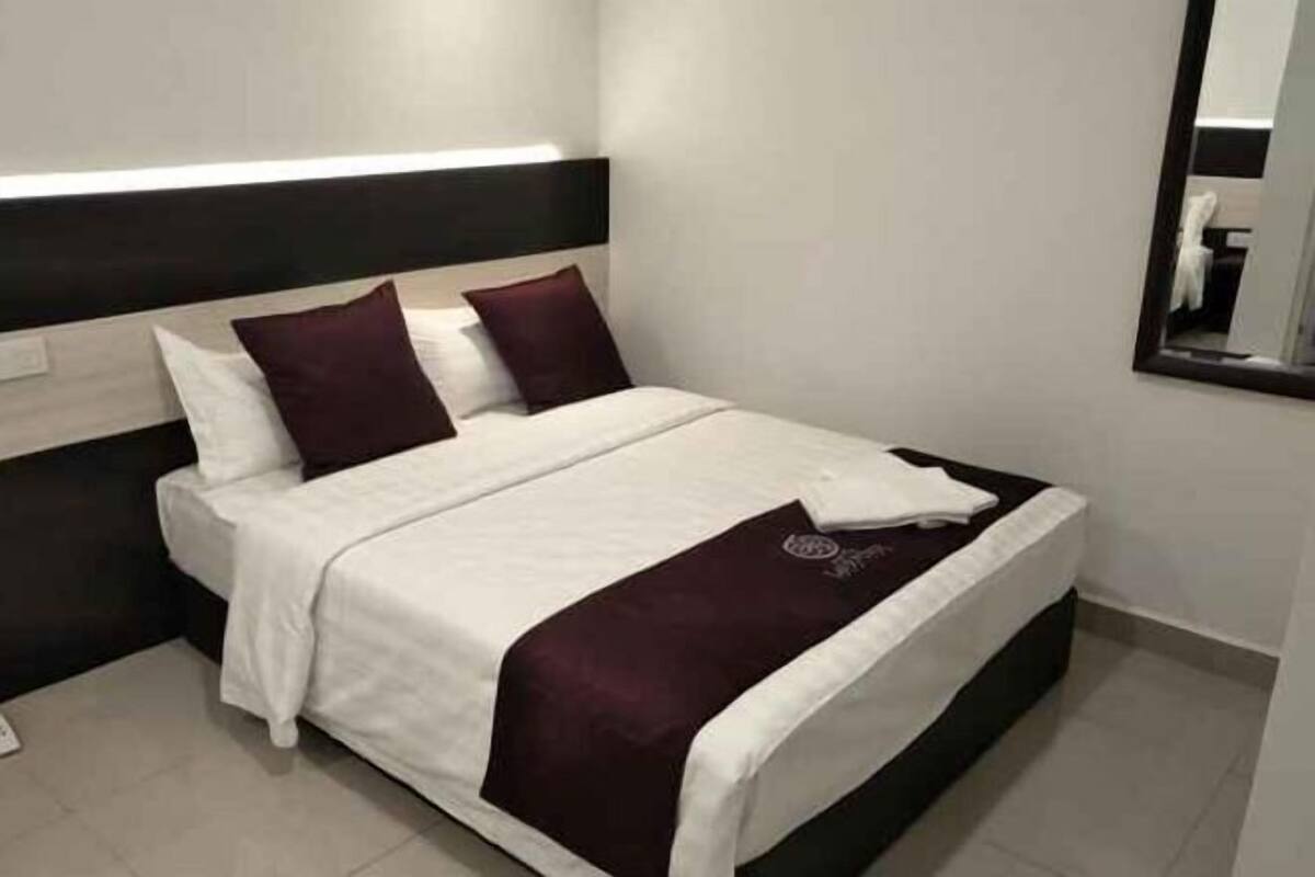 Desk, soundproofing, free WiFi, bed sheets