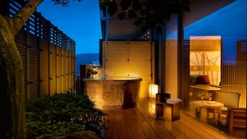 Suíte (Japanese Style with Outdoor Bath) | Cofres nos quartos, individualmente decorados, escrivaninha