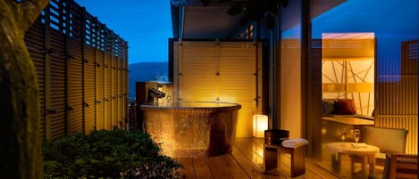 套房 (Japanese Style with Outdoor Bath) | 房內夾萬、獨特設計、書桌、床單