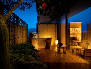 Suite (Japanese Style with Outdoor Bath) | Caja fuerte, decoración individual, escritorio y ropa de cama