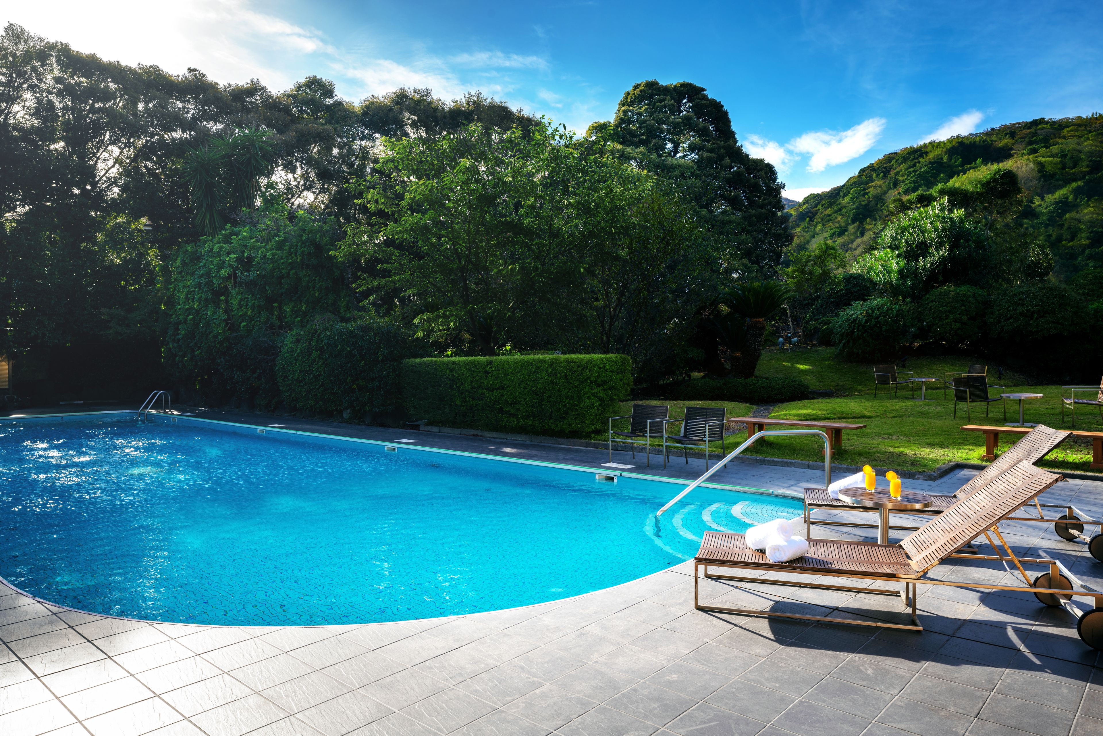 Una piscina al aire libre