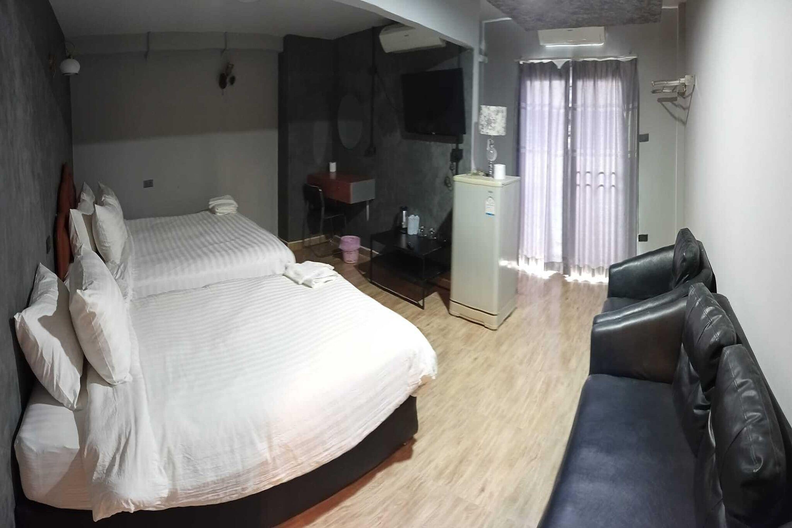 Tremannsrom | Minibar, skrivebord, blendingsgardiner og wi-fi (inkludert)