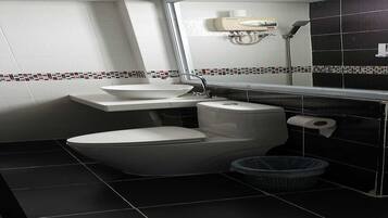 Phòng 3 | Phòng tắm | Buồng tắm vòi sen, khăn tắm