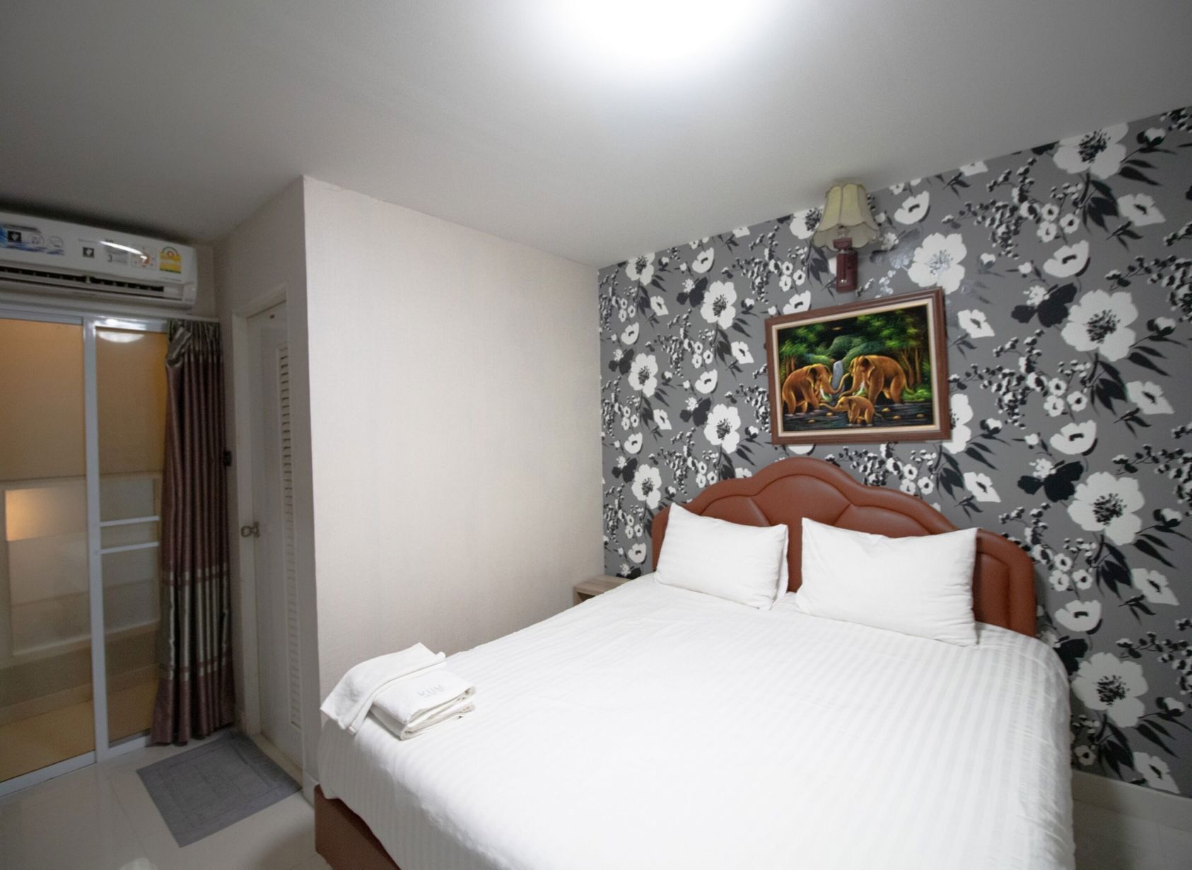 Minibar, desk, blackout curtains, free WiFi