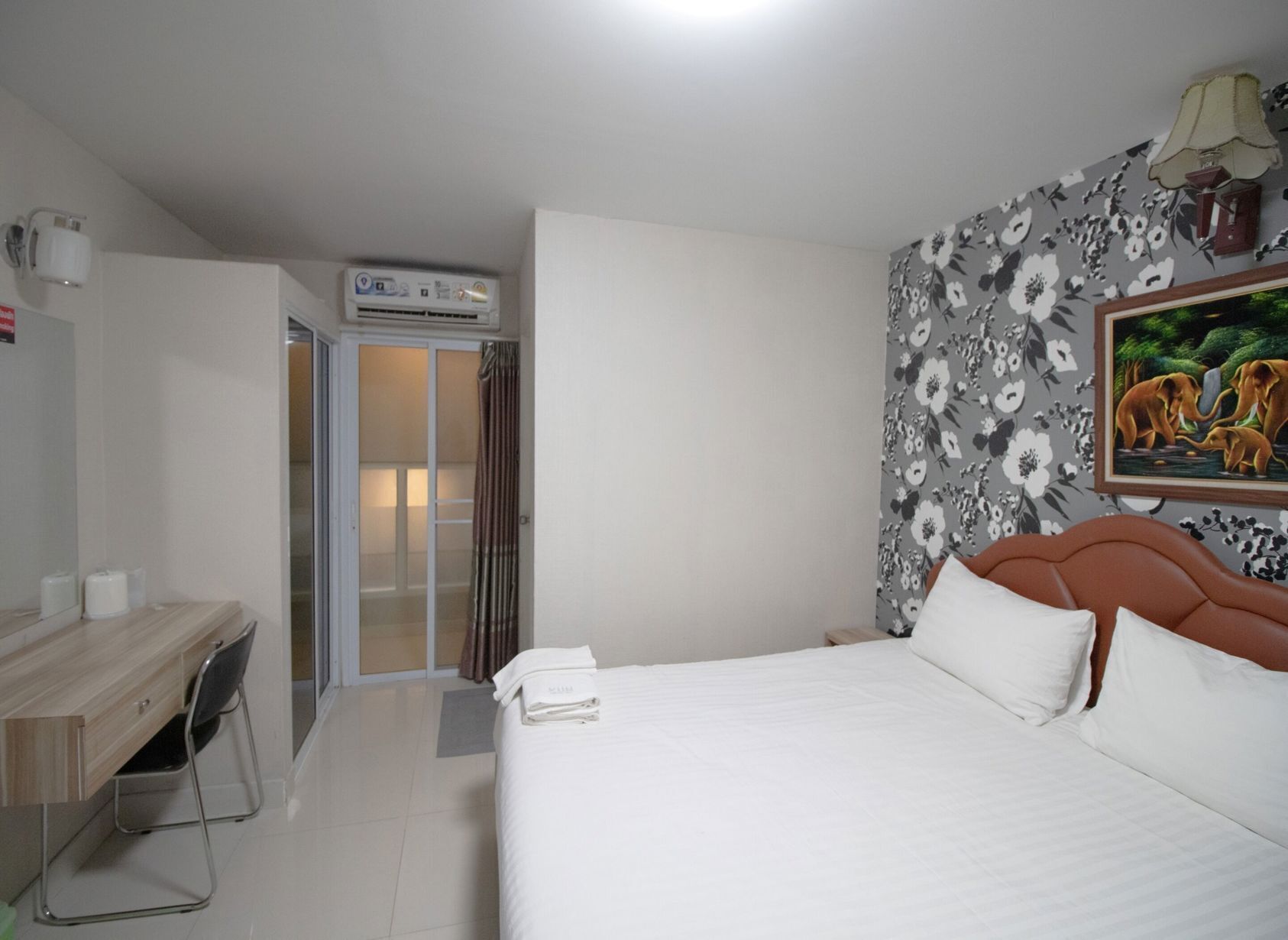 Minibar, escritorio, cortinas blackout y wifi gratis 