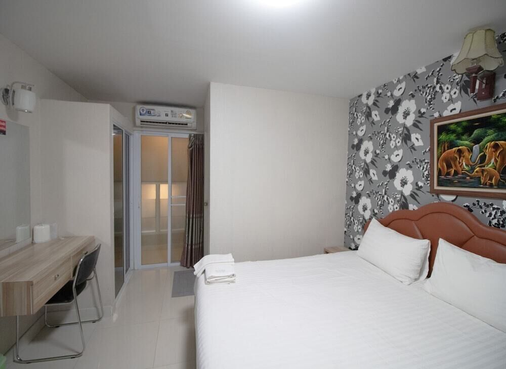 Minibar, desk, blackout curtains, free WiFi