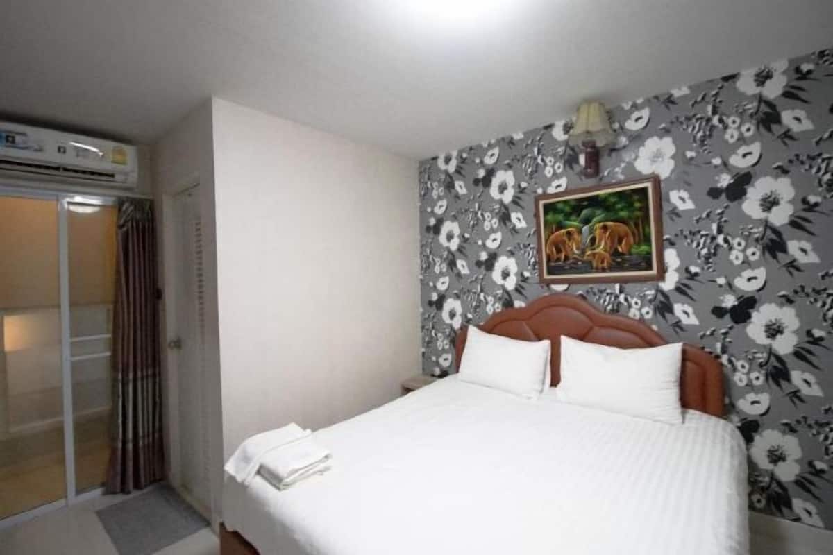 Minibar, desk, blackout curtains, free WiFi