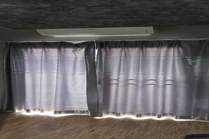 Habitación triple | Minibar, escritorio, cortinas opacas y wifi gratis