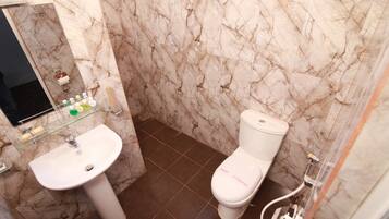 Standard Double Room | Bathroom | Shower, free toiletries, towels