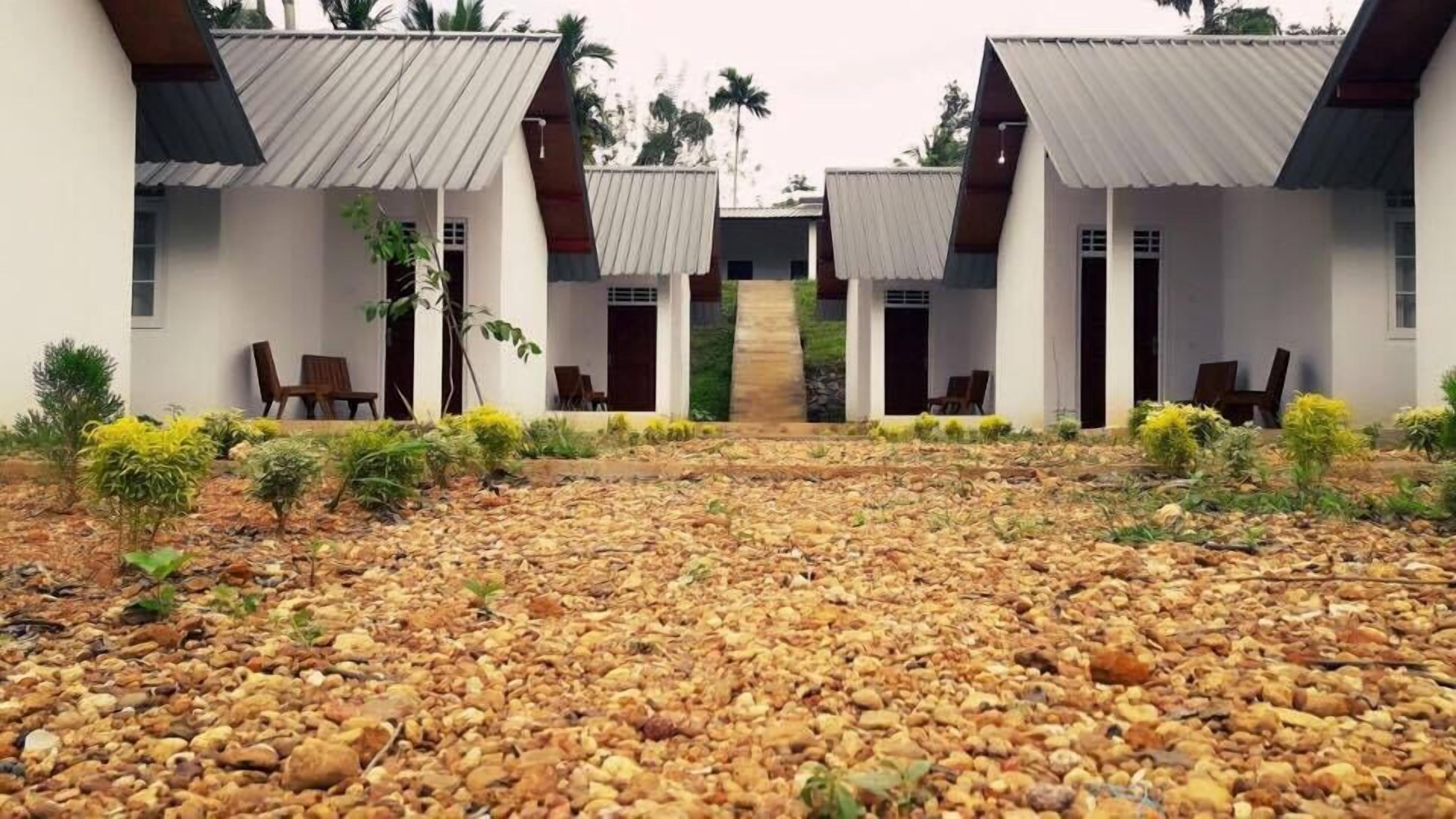 Vista frontal de la propiedad por la tarde o noche