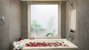 Deep-soaking bathtub