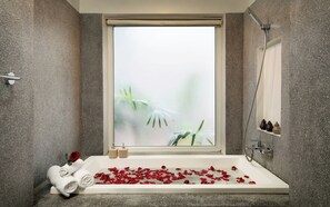 Honeymoon Suite with Balcony Pool View | Deep-soaking bathtub - Indra Angkor Residence (Siem Reap)