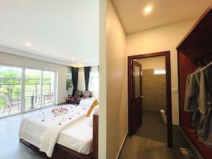 Family Deluxe With Balcony - Free Pick Up | Bagno | Set di cortesia firmato, asciugacapelli, accappatoio, pantofole