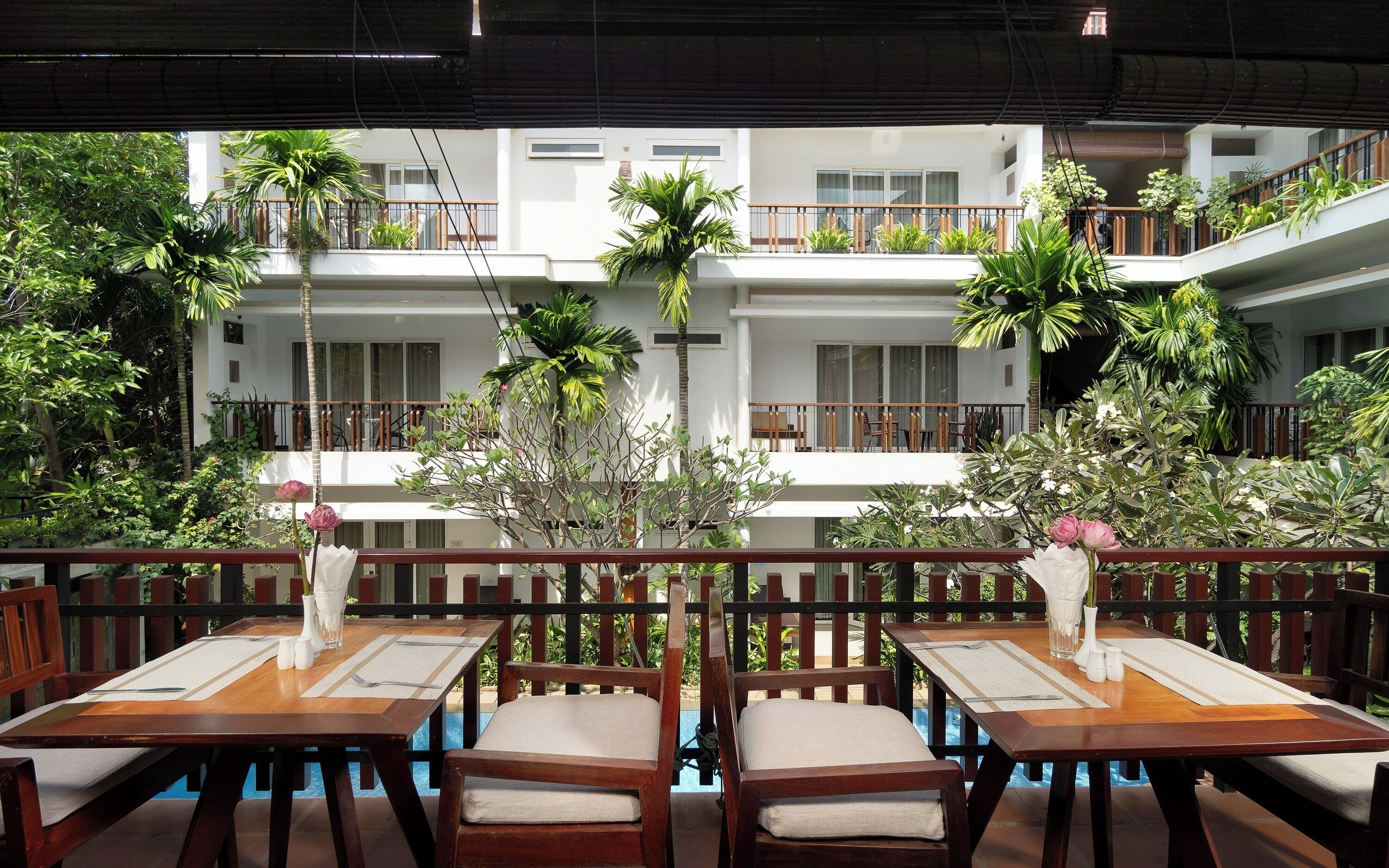 Aperto a colazione, pranzo e cena, con vista sulla piscina 
