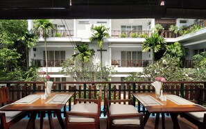 Serveert ontbijt, lunch, diner, uitzicht op de zwembaden