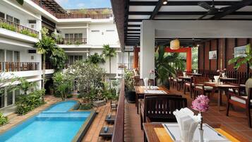 Daily cooked-to-order breakfast (KHR 20000 per person)