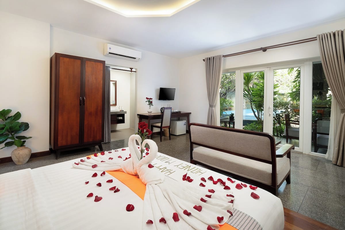 Honeymoon Suite with Balcony Pool View | Room amenity