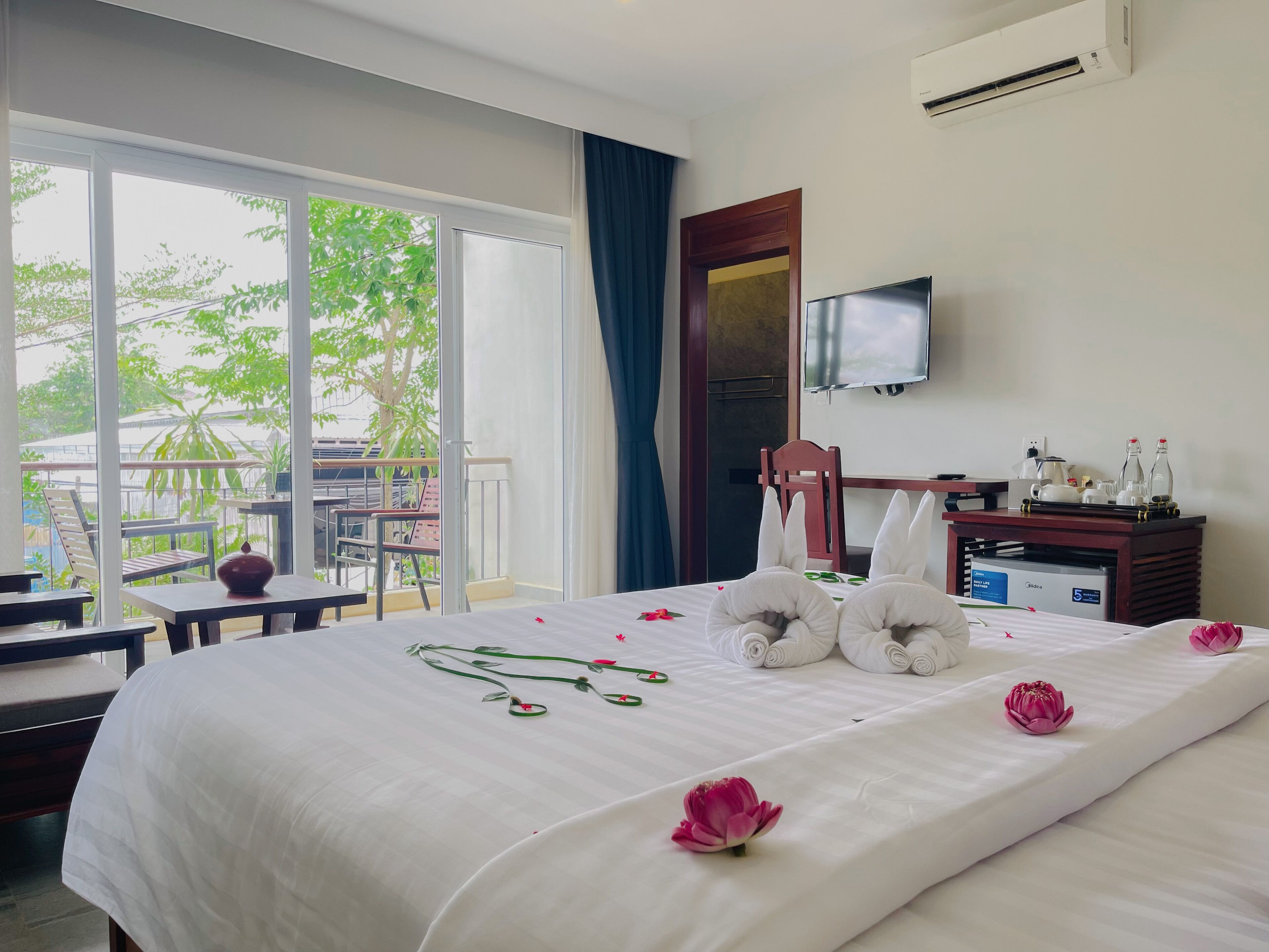 studio double with balcony - free pick up | egyptian cotton sheets, premium bedding, down duvets, pillow-top beds