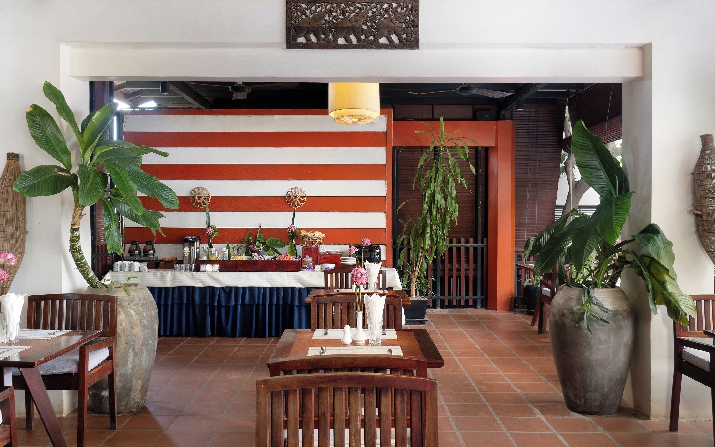 Daily cooked-to-order breakfast (KHR 20000 per person)