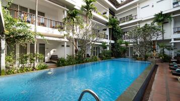 Außenpool, geöffnet von 09:00 Uhr bis 21:00 Uhr, Sonnenschirme