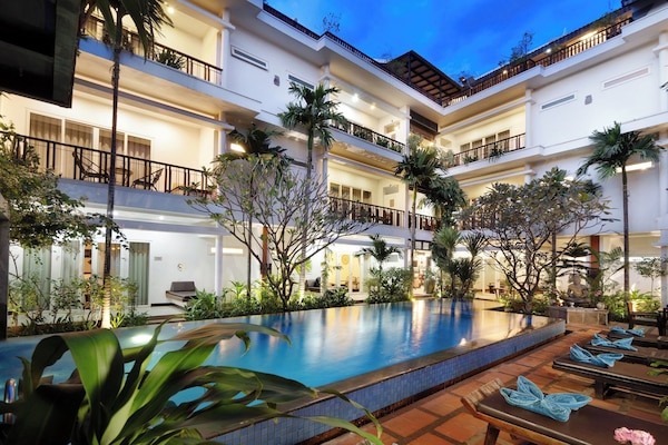 Kolam renang outdoor, dengan payung kolam renang dan kursi berjemur