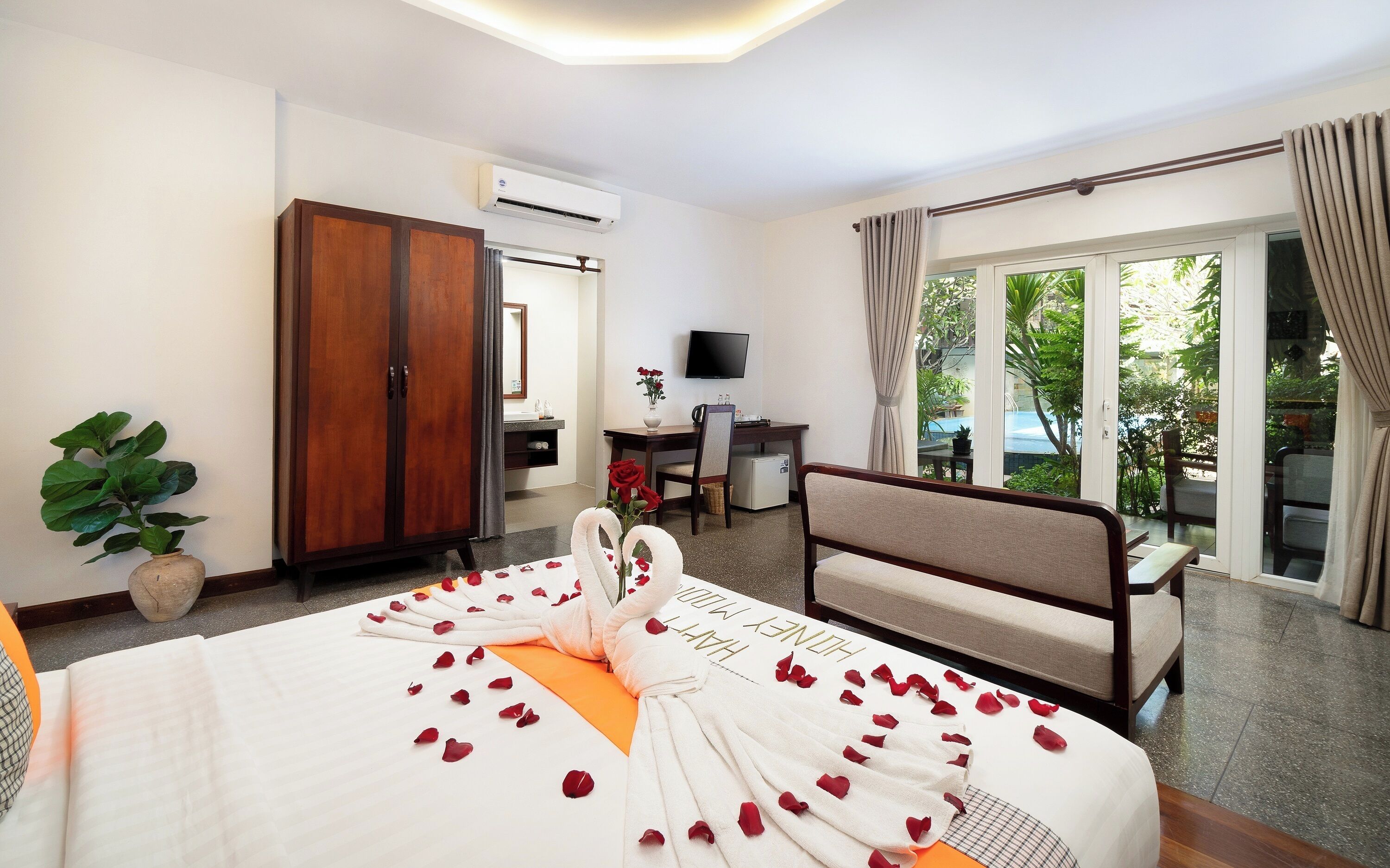 Honeymoon Suite with Balcony Pool View | Room amenity