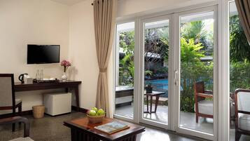 Suíte lua de mel, sacada, vista para a piscina | Comodidades do quarto