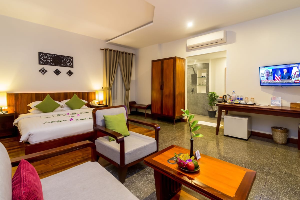King Suite With Balcony Pool View - Free Pick Up | Bettwäsche aus ägyptischer Baumwolle, hochwertige Bettwaren