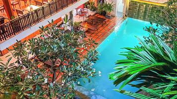 AuĂenpool, geöffnet von 09:00 Uhr bis 21:00 Uhr, Sonnenschirme