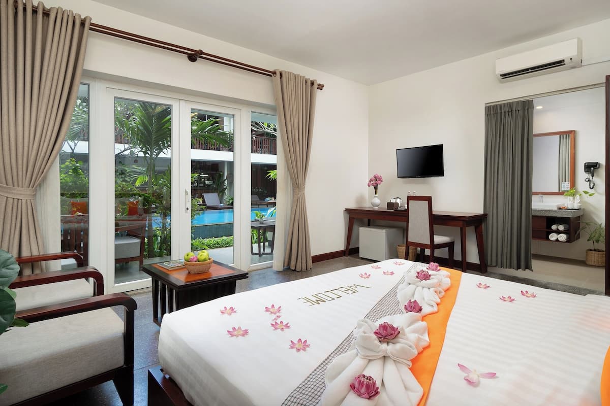 King Suite With Balcony Pool View - Free Pick Up | Room amenity