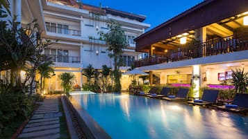 Kolam renang outdoor, dengan payung kolam renang dan kursi berjemur