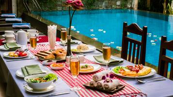 FrĂŒhstĂŒck, lokale und internationale KĂŒche, Blick auf den Pool