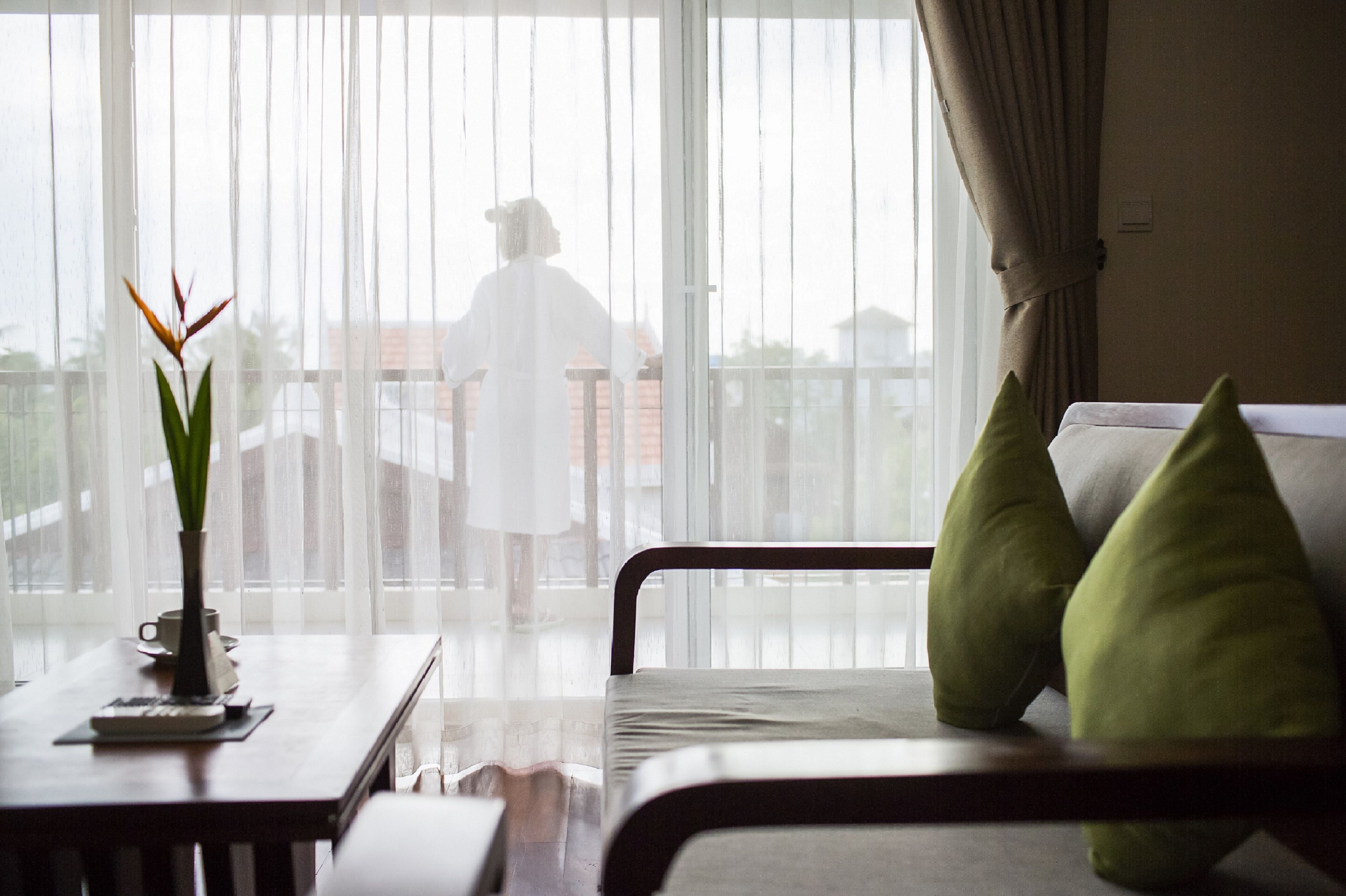 king suite with balcony pool view - free pick up | city view