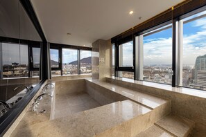 Suite B (Premier Pool Namsan View Suite) | Bad | Kombinert dusj/badekar, dype avslapningsbadekar, hårføner og badekåper