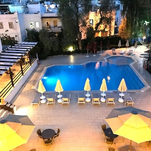 Seasonal outdoor pool, pool umbrellas, sun loungers - Otel Atrium (Bodrum)