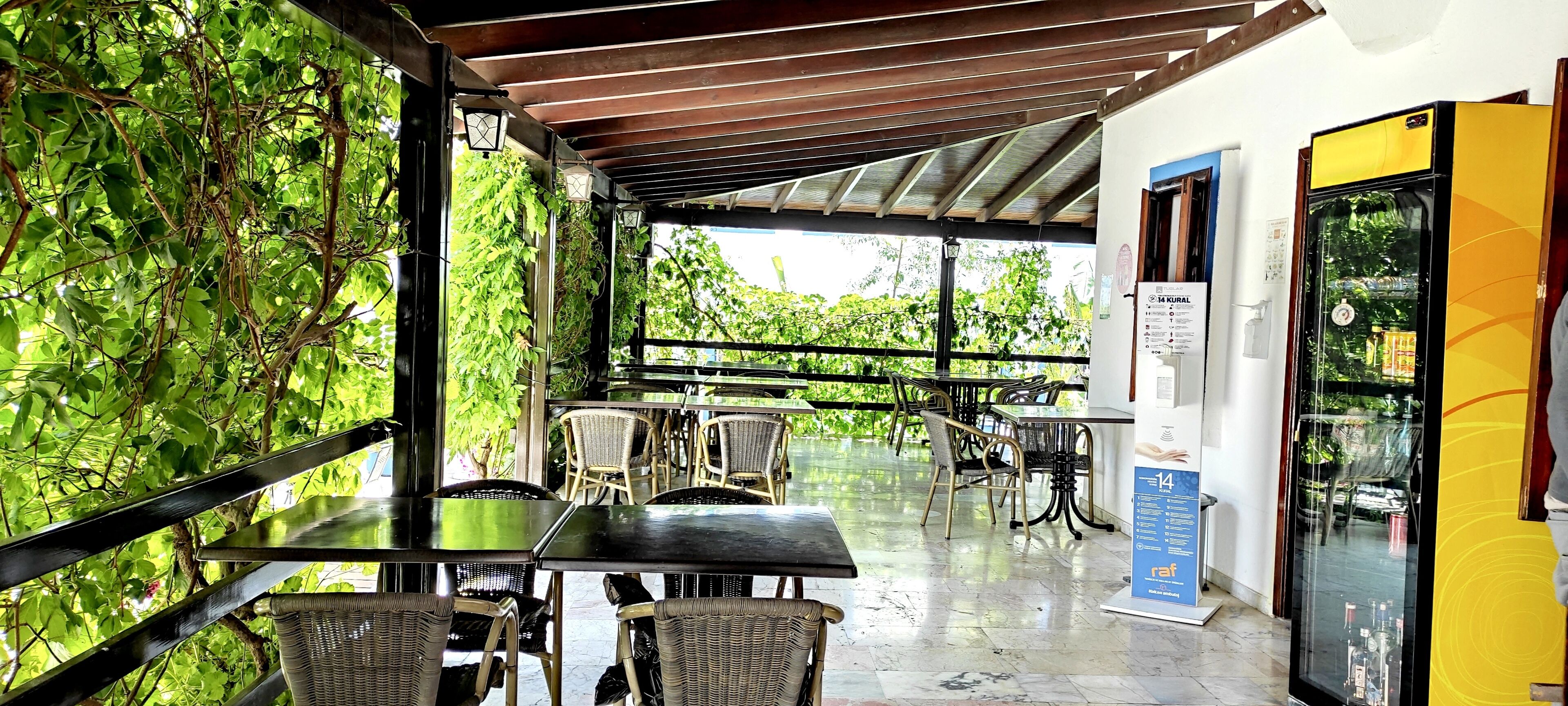 Serveert ontbijt, lunch, diner, Turkse gerechten 