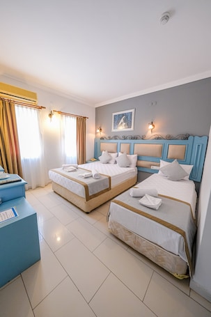 Minibar con artículos gratuitos y caja de seguridad en la habitación . Otel Atrium