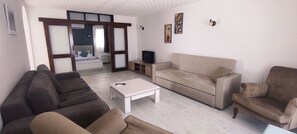 تلفزيون بشاشة مسطحة بحجم 105-بوصة يعرض قنوات فضائية