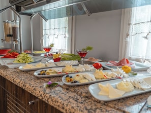 Un bufé con diversos alimentos y una copa de martini.