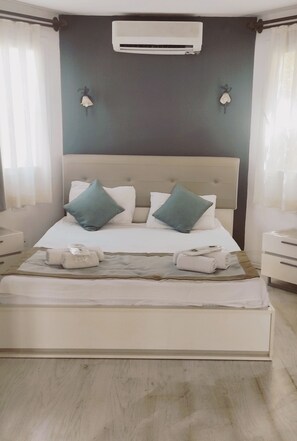 عناصر مجانية داخل الميني بار وخزنة داخل الغرفة وتجهيزات عازلة للصوت