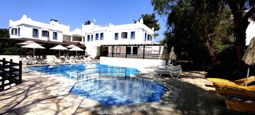 Útilaug sem er opin hluta úr ári, sólhlífar, sólstólar