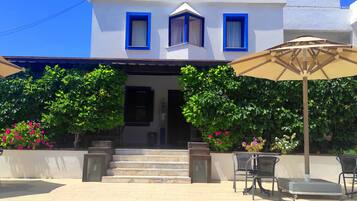 Breakfast, lunch, dinner served; Turkish cuisine