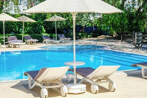 Seasonal outdoor pool, pool umbrellas, pool loungers - Otel Atrium (Bodrum)