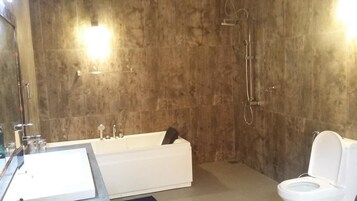 Habitación Deluxe doble, vistas al jardín | Baño | Artículos de higiene personal gratuitos, toallas, jabón y champú