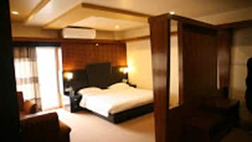 1 bedroom, in-room safe, desk, rollaway beds