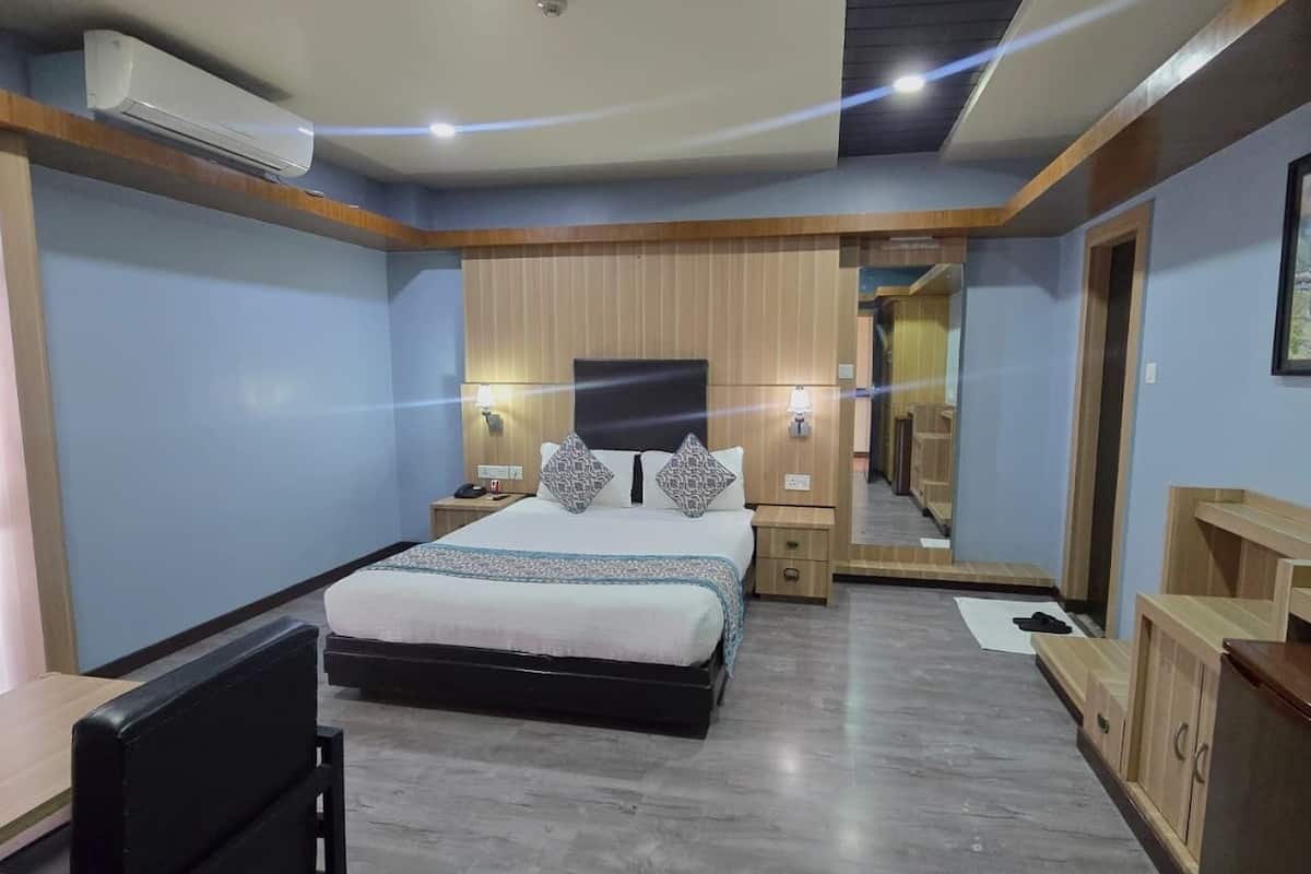 Junior Suite | 1 bedroom, in-room safe, desk, free WiFi