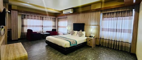 Junior Suite | 1 bedroom, in-room safe, desk, free WiFi