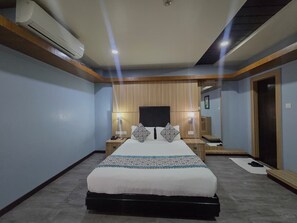 Junior Suite | 1 bedroom, in-room safe, desk, free WiFi