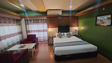 Junior Suite | 1 bedroom, in-room safe, desk, rollaway beds